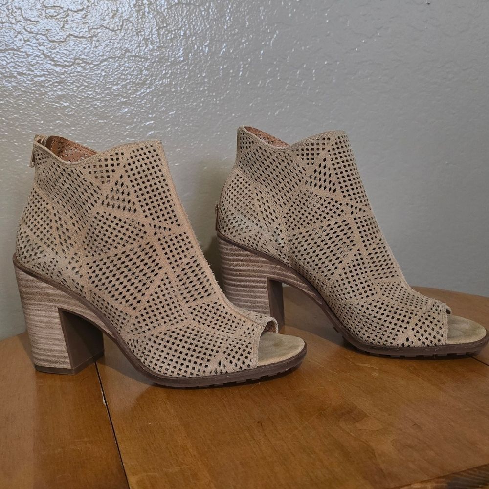 Lucky Brand Vacob Perforated Sandals - Picture 2 of 5